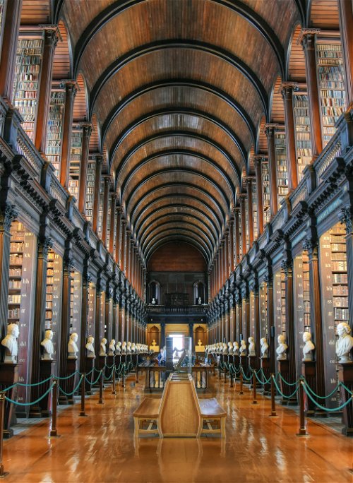 Das Herzstück der Bibliothek des Trinity-Colleges ist der 
65 Meter lange »Long Room«. Er beherbergt rund 200.000 alte Bücher.