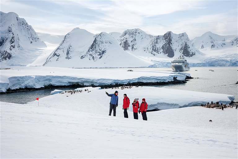 Gäste während einer Exkursion mit einem Experten in der Antarktis