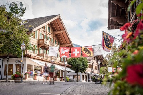 In der Fussgängerzone von Gstaad werden auch anspruchsvolle Kunden fündig: Lokale Geschäfte stehen hier Seite an Seite mit internationalen Brands.