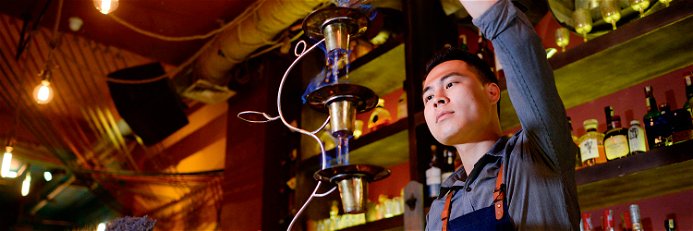 Die vietnamesische Kult-Suppe Pho, übersetzt in die Sprache der Mixologen: Pham Tien Tiep aus Hanoi baut seinen Pho-Cocktail aus lokalen Zutaten und mittels eines hochkomplizierten Systems aus verschiedenen Siebeinsätzen.