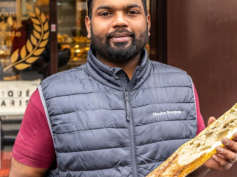 Tharshan Selvarajah backt das beste Baguette in Paris.