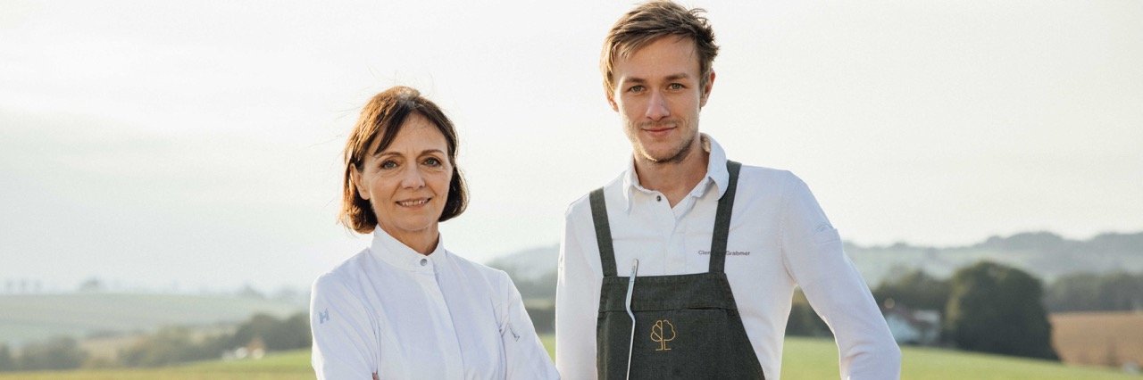 Seit 1990 kocht Elisabeth Grabmer im Restaurant »Waldschänke« in Grieskirchen. Seit 2016, arbeitet Clemens als Chefkoch im Familienbetrieb.