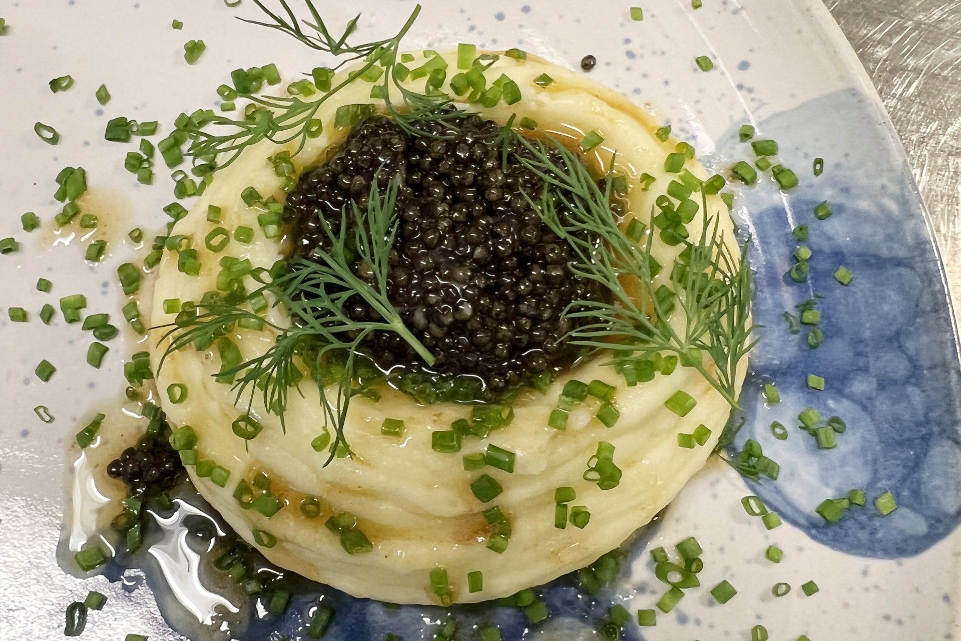 Sjömagasinet: Oscietre caviar with beurre noisette, chives &amp; puré of amandine potatoes.