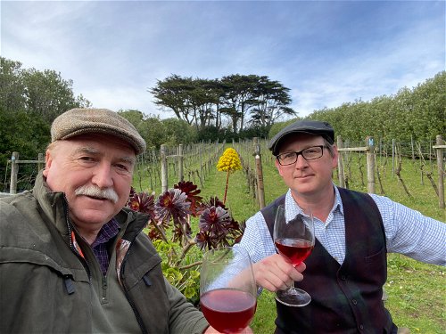 Willi Opitz und George Thrubody auf St Marys Island am Weingut.
