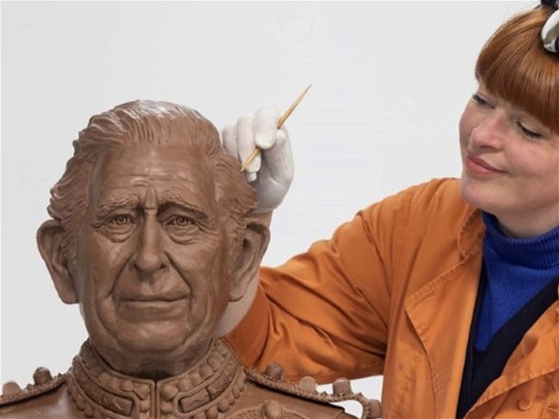 Master chocolatier Jennifer Lindsey-Clark with the chocolate bust of Charles