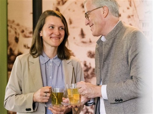 Palmengartendirektorin Katja Heubach mit Jan-Berend Holzapfel, Inhaber Teehaus Ronnefeldt, im Grünen Salon.