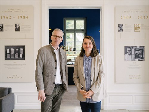 Palmengartendirektorin Katja Heubach mit Jan-Berend Holzapfel, Inhaber Teehaus Ronnefeldt, im Foyer Villa Leonhardi.