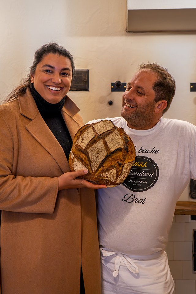 Schwimm-Star Fabienne Melzer-Nadarajah mit Bäckermeister Pierre Reboul