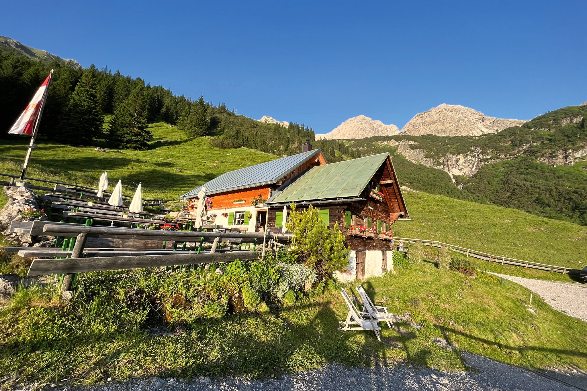 Die Fluchtalpe ist eine 400 Jahre alte Alphütte im Kleinwalsertal mit haus­gemachten Kuchen und Brotzeiten aus heimischen Produkten.