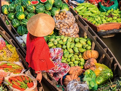 Ob am berühmten »Floating Market« in Bangkok oder auf einem der unzähligen anderen Märkte: Frisches Obst und Gemüse sind in Thailand allgegenwärtig und essenzieller Bestandteil der kulinarischen Kultur.