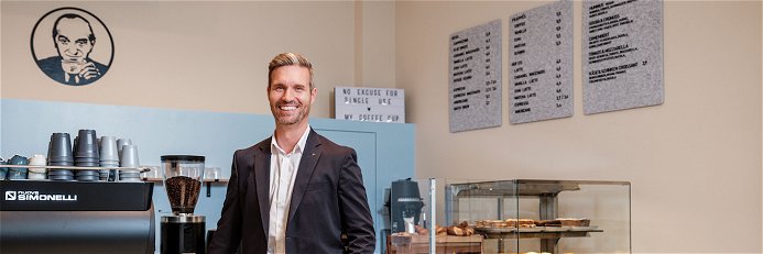 Tchibo Geschäftsführer Erik Hofstädter im neuen »Kaffee Max«.