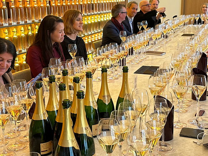 Tasting von Krug Grande Cuvée im Maison Krug in Reims, nicht weniger als 200 Gläser der Rarität sind am Tisch.