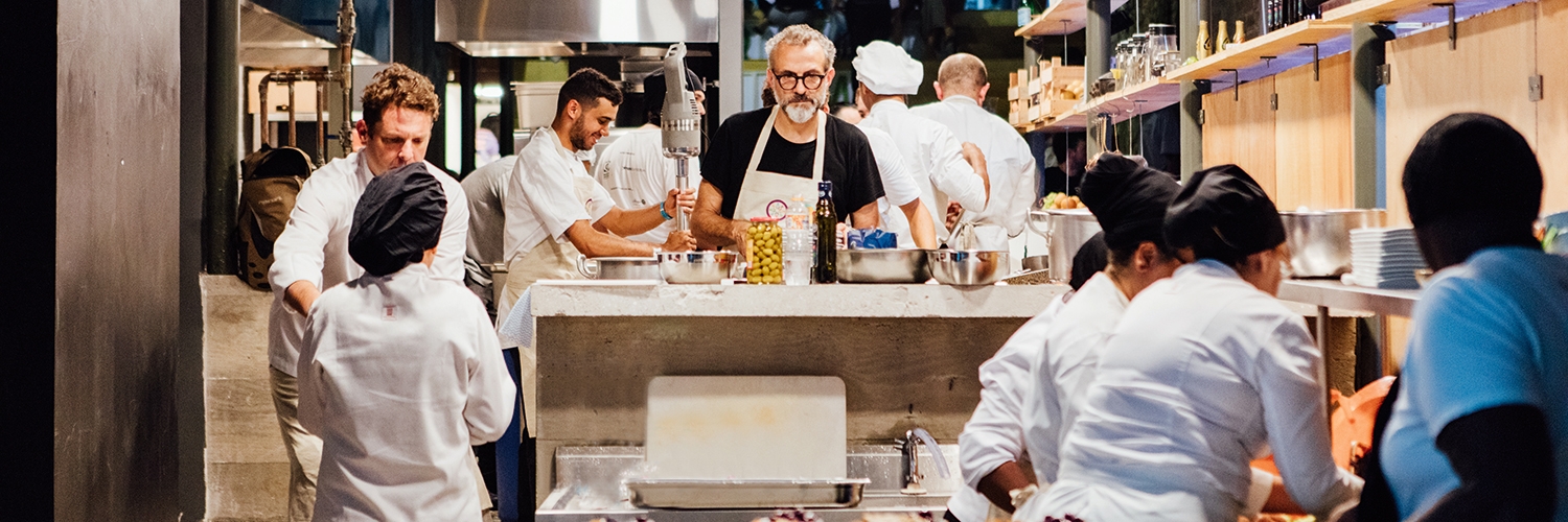 In der offenen Küche von Drei-Sterne-Koch Massimo Bottura agiert ein perfekt eingespieltes Team jeder Handgriff sitzt.