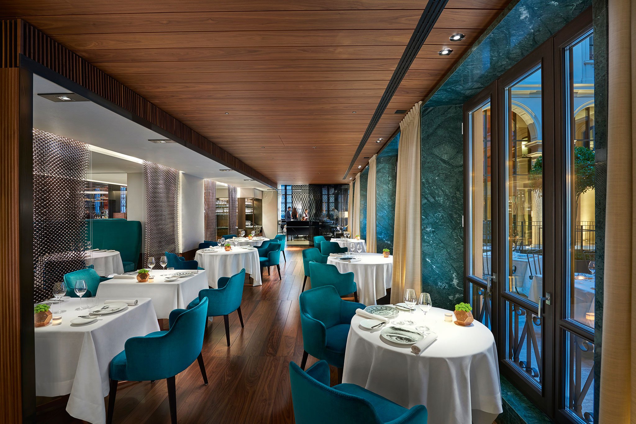 Das im Innenhof des Hotels »Mandarin Oriental« befindliche »Seta« liefert mit seinem zeitlosen Design die perfekte Kulisse für die Speisen von Chefkoch Antonio Guida.