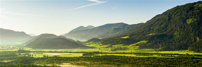 Die sanfte Hügellandschaft in sattem Grün ist quasi die optische Visitenkarte der Steiermark.