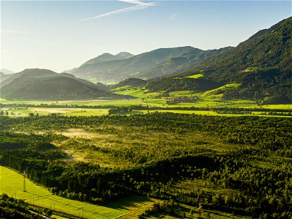 Die sanfte Hügellandschaft in sattem Grün ist quasi die optische Visitenkarte der Steiermark.