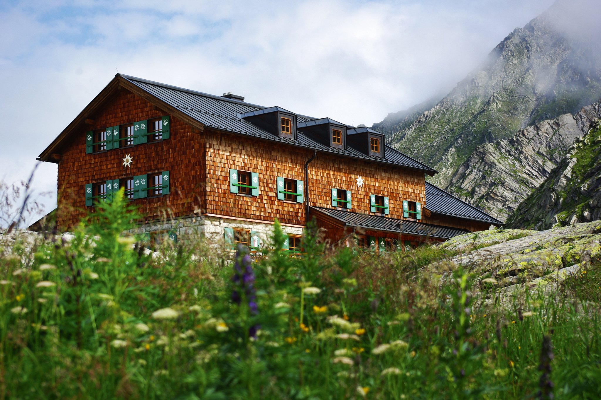 Die Alpenvereinshütte Zittauer Hütte eignet sich als Ausgangspunkt für alpine Touren.