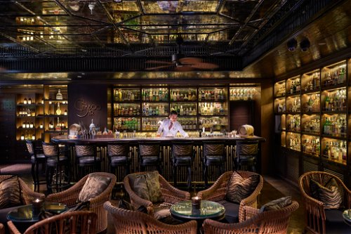 Die berühmte »Bamboo Bar« ist seit ihrer Eröffnung im Jahr 1953 ein legendärer Treffpunkt für Einheimische und Reisende.