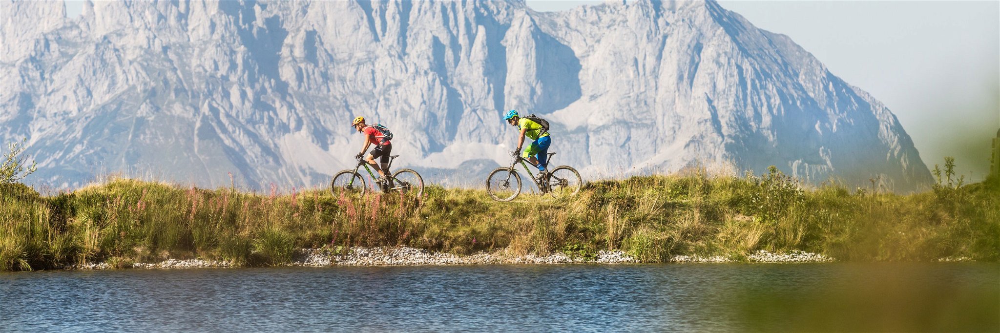 Radfahren am Wasser vor der Bergkulisse: Kombiniert möglich am Fleckalmsee.