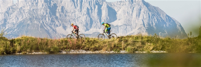 Radfahren am Wasser vor der Bergkulisse: Kombiniert möglich am Fleckalmsee.