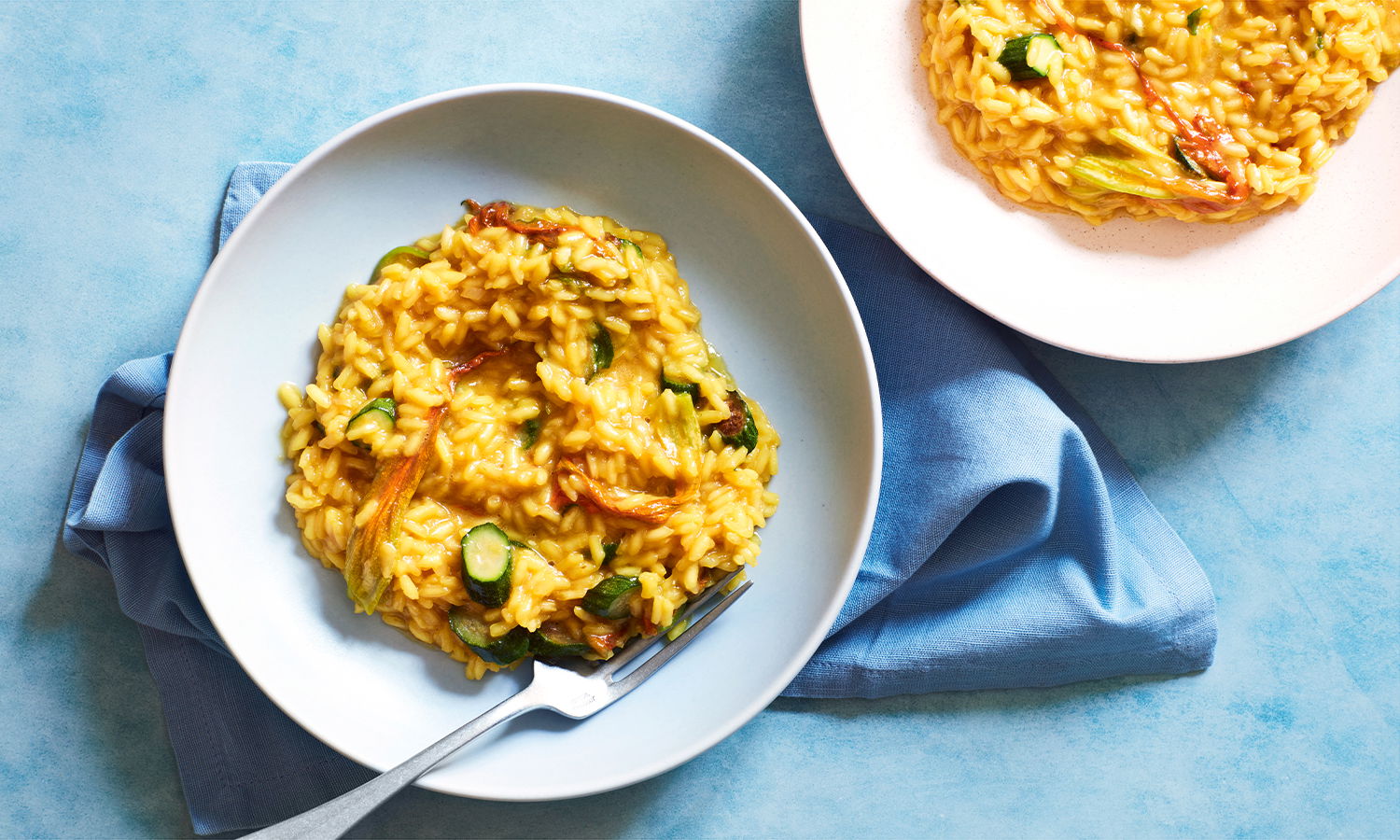 Safranrisotto mit jungen Zucchini und Zucchiniblüten - Rezepte - Falstaff