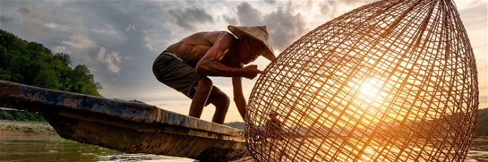 Ein kambodschanischer Fischer mit einer traditionellen Reuse im Mekong-Delta. Der mehr als 4000 Kilometer lange Fluss ist die Lebensader Indochinas und versorgt Millionen Menschen mit Nahrung und Wasser.