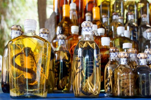 Schnaps wird entweder aus Klebreis hergestellt (Lao-Lao-Whisky), oder es werden darin Schlangen oder andere Tiere eingelegt – das dabei entstehende Getränk soll vor allem die Männlichkeit stärken.