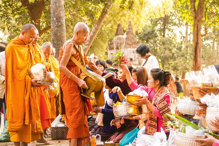 Morgendliches Ritual: die Almosen-Zeremonie der buddhistischen Mönche, die dabei um Zuwendungen bitten.