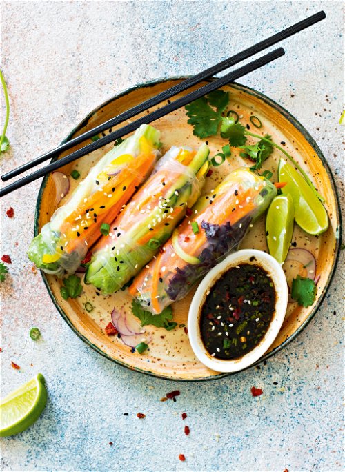 »Sommerrollen« sind eine vietnamesische Variante der chinesischen Frühlingsrollen. Sie werden kalt in einen Fischsaucendip getunkt und sind in der heißen Jahreszeit eine beliebte Erfrischung.