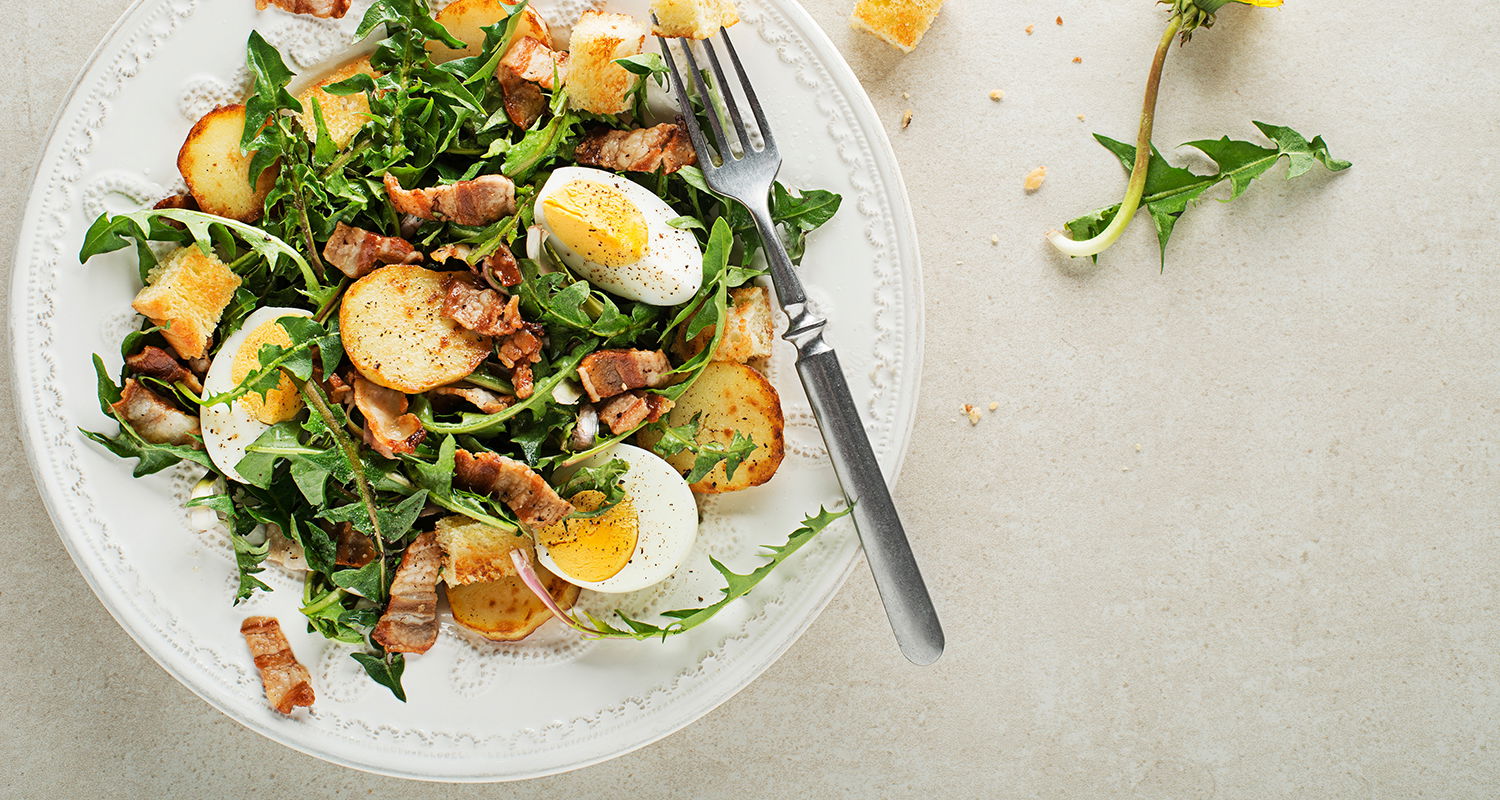 Löwenzahnsalat mit warmen Erdäpfeln, harten Eiern und Speck - Falstaff