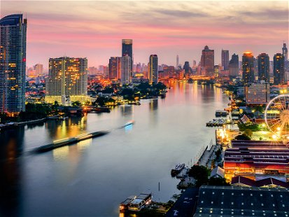 Auch das ist Bangkok: Eine Weltstadt mit dutzenden Wolkenkratzern entlang des Chao-Phraya-Flusses.
