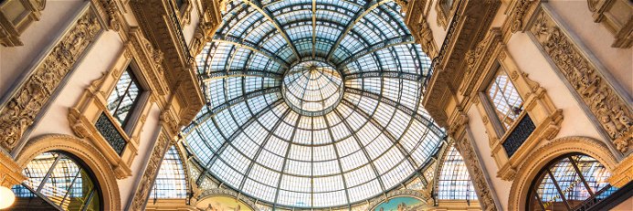 Die 1877 erbaute Galleria Vittorio Emanuele II. mit ihren Luxusgeschäften, Restaurants, dem opulenten Kuppeldach aus Glas und  den beeindruckenden Fußbodenmosaiken wird auch als »Salon der Mailänder« bezeichnet.