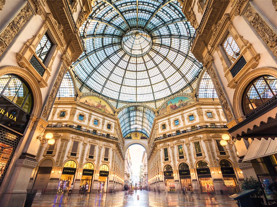 Die 1877 erbaute Galleria Vittorio Emanuele II. mit ihren Luxusgeschäften, Restaurants, dem opulenten Kuppeldach aus Glas und  den beeindruckenden Fußbodenmosaiken wird auch als »Salon der Mailänder« bezeichnet.