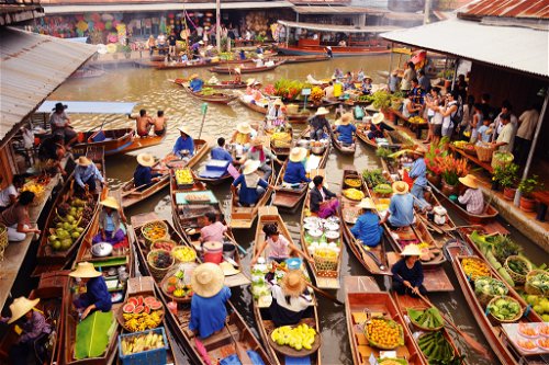Auf dem schwimmenden Markt bieten Marktleute nicht nur ihre Waren 
auf dem Boot an, sie grillen und frittieren auch.