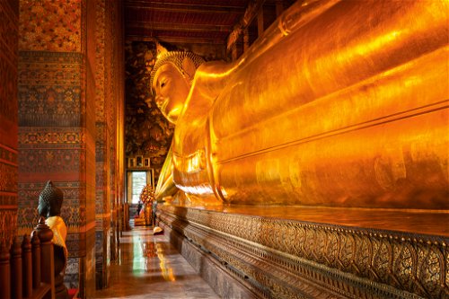 Lässig liegend eine große Attraktion: Der goldene Buddha in Wat Pho.