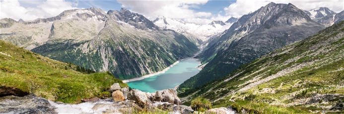 Der atemberaubende Blick auf den Schlegeisspeicher von der Olpererhütte in den Zillertaler Alpen.
