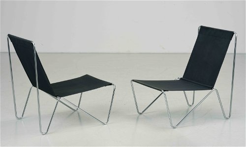 Zwei Lounge Sessel »Bachelor Chair« Mod. 3350, Entwurf Verner Panton 1953, für Fritz Hansen. Rufpreis € 600