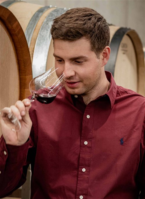 Adrian Jauslin ist die fünfte Generation des Weinguts Jauslin. Das Weingut steht seit langer Zeit für höchste Qualität in der Region Basel-Landschaft.