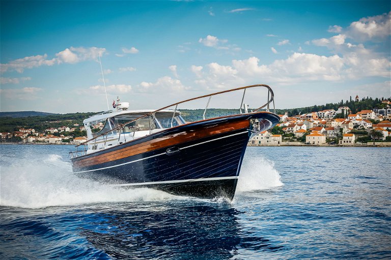 Bootsausflüge. Mit den hoteleigenen Speed-Booten geht es schnell zu einsamen Buchten und den besten Schnorchelplätzen. Fürs vergnügliche Ankern bietet sich das Holzmotorboot Paula mit Badeplattform an.