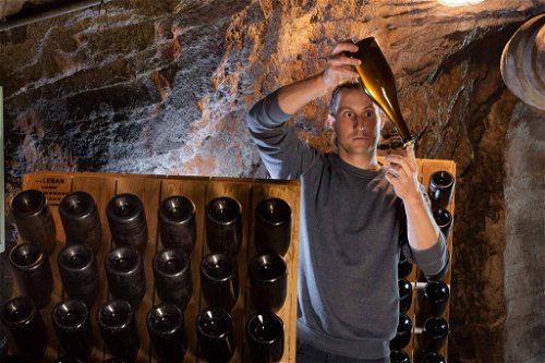 Patrick Adank hat in der Champagne gelernt und keltert auf dem elterlichen Weingut einen der besten Schaumweine des Landes.