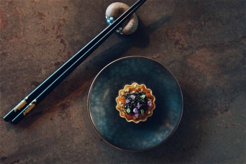 Saibling Tartlette mit Kaviar und Shiso Blüten.