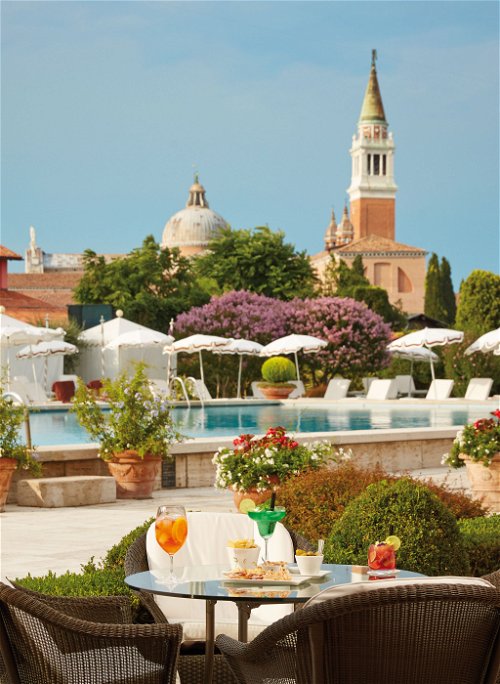 Venedig scheint fern am feinen Pool und ist doch direkt vor der Tür des »Hotel Cipriani«.