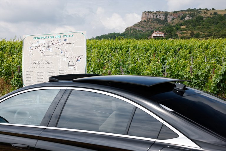 Einzigartiges Panorama: Vom Felsen von Solutré blickt man über das Weinbaugebiet Pouilly-Fuissé