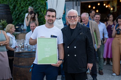 Daniel Weißer nimmt die Auszeichnung für die beste Küche beim Weingut Krispel – Genusstheater entgegen.