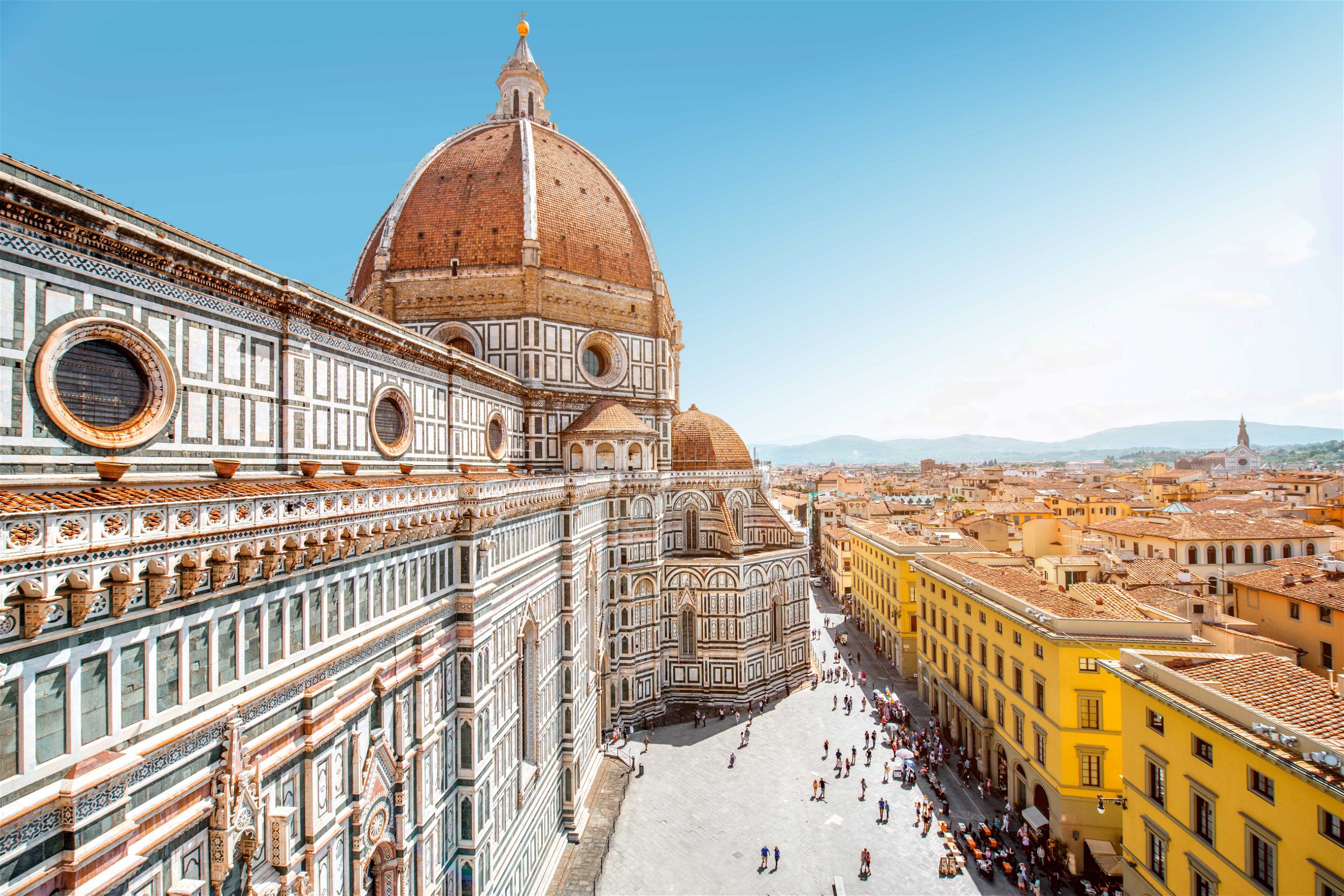 Während man andere Städte durchaus auch während eines Tagesbesuchs kennenlernen kann, ist Florenz vollgepackt mit Palästen, Museen, Kunstwerken und Kirchen.