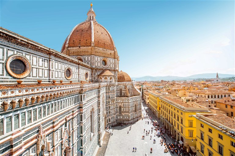 Während man andere Städte durchaus auch während eines Tagesbesuchs kennenlernen kann, ist Florenz vollgepackt mit Palästen, Museen, Kunstwerken und Kirchen.