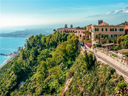 Zwischen dem blauen Mittelmeer und dem aktiven Vulkan Ätna liegt Taormina auf einem Hügel. Immer wieder bietet sich eine faszinierende Aussicht. Im exklusiven Hotel »San Domenico Palace« genießen die Gäste eine besonders reizvolle Location.