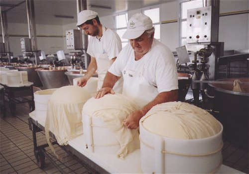 Auch heute noch erfordert die Herstellung von Parmigiano Reggiano viel Handarbeit.