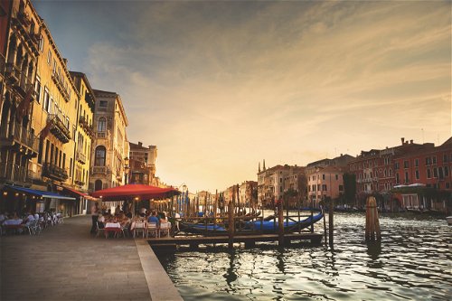 In Venedig, der großen Handelsmacht, sperrten einst die ersten Kaffeehäuser 
Europas auf.