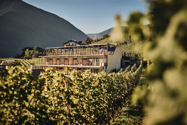 Das luxuriöse Terrassenhotel »Haller Suites« inmitten der Weinberge über Brixen ist immer einen Besuch wert.